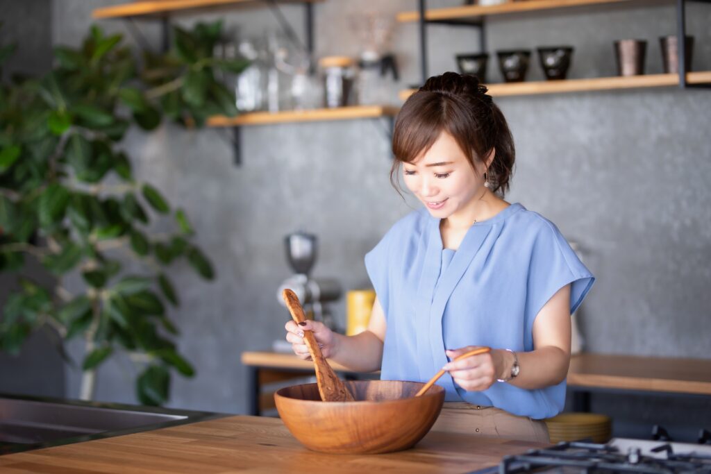 サラダを食べる女性